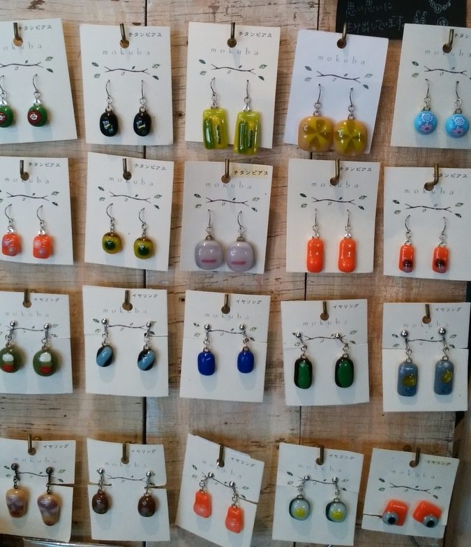 耳元にキラリと光る個性～『木馬工房』さんのガラスイヤリング